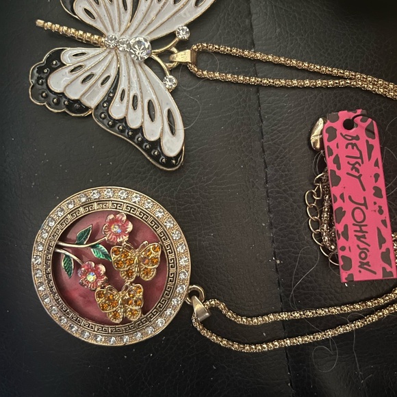 Betsey Johnson necklace - Picture 3 of 3